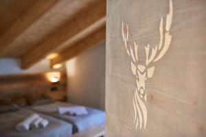 Ściana z rysunkiem jelenia w obiekcie PiodaHaus B&B w mieście Piedilago +10 zdjęć