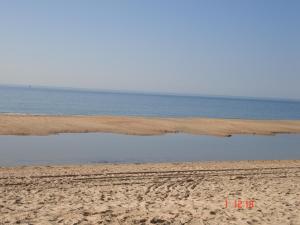 una spiaggia vuota con un corpo d'acqua di Sol y Mar a Isla Cristina