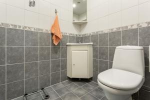 een badkamer met een toilet en een betegelde muur bij 3 room central apartmend 90m2 parking for one car fifth floor and the building does not have an elevator in Tallinn +23 foto's