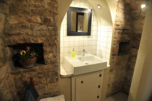 A bathroom at Vico Del Poeta
