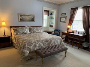 En eller flere senge i et værelse på Farrell House Lodge at Sunnybrook Trout Club