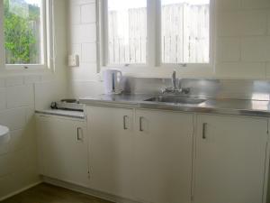 Köök või kööginurk majutusasutuses Flaxmill Bay Motel Unit 1 - Flaxmill Bay