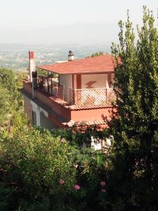 dom na szczycie wzgórza z drzewami w obiekcie B&b Fabra Casa Mia e non solo w mieście Falvaterra