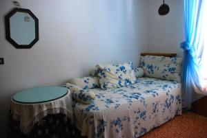 Habitación con sofá, mesa y espejo. en Bed and Breakfast Il Girasole, en Lamporecchio