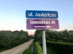 a street sign on the side of a road at Lawendowo Mi in Kopalino