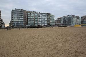 a view of the beach with buildings in the background at Appartement Sincfala in Knokke-Heist
