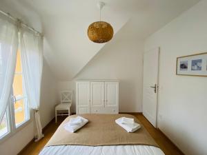 - une chambre mansardée avec un grand lit dans l'établissement La réserve 1 et 2,Maisons de vacances en Baie de Somme, à Saint-Valery-sur-Somme