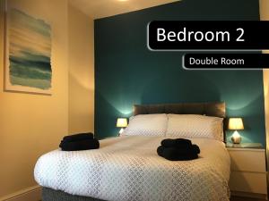 Кровать или кровати в номере Royle House by SG Property Group