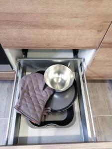 a glass cabinet with a bowl and a spoon at Le studio de Molière DELUXE in Montluçon