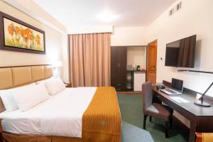 Säng eller sängar i ett rum på El Dorado Classic Hotel