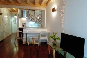 Kuchyň nebo kuchyňský kout v ubytování TU HOGAR EN EL CAMINO. BURGOS CENTRO. VUT. WIFI