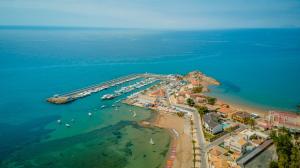 30º Hotels - Hotel Dos Playas Mazarrón في بويرتو دي مازارون: اطلالة جوية على ميناء مع قوارب في الماء