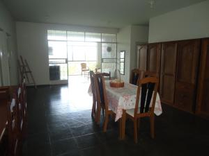 ein Esszimmer mit einem Tisch und Stühlen in einem Zimmer in der Unterkunft Hospedagem Solar do Rosário in Diamantina