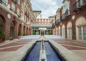 un patio con una fuente en el medio de un edificio en Magnolia Hotel Omaha, en Omaha