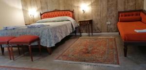 1 dormitorio con 1 cama, 2 sillas y 1 alfombra en Malva Suite en Salta