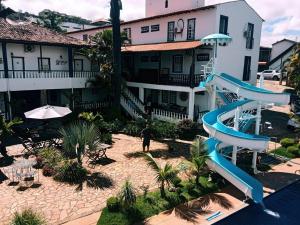 ein Resort mit einer Wasserrutsche vor einem Gebäude in der Unterkunft Hotel Serra Vista in Tiradentes