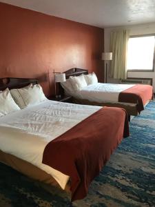 Кровать или кровати в номере Interstate Motel