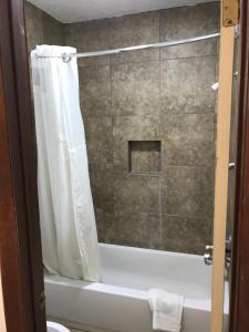 GuthrieにあるInterstate Motelのバスルーム(白いシャワーカーテン付きのシャワー付)