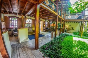 an open living room with a wooden ceiling at Pousada Ipê in São Sebastião