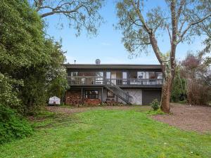 KuratauにあるKuratau Classic - Kuratau Holiday Homeの大きな家(バルコニー、木付)