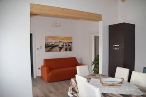 ein Wohnzimmer mit einem Tisch und einem Sofa in der Unterkunft La Casetta in Santa Margherita