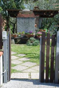 un jardín con una valla de madera y flores en Bed and Breakfast Il Girasole, en Lamporecchio