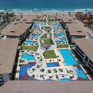 uma vista aérea de um resort com a praia em vemproCUPEPORTODEGALINHAS Casal ou Família no melhor apartamento de Porto de Galinhas em Porto de Galinhas