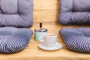 eine Tasse Kaffee auf einem Tisch in der Unterkunft FLEXIHOME SK - Trieda SNP - private parking spot in Košice