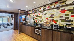 a fast food restaurant with a counter with a counter at Black Hills Luxury Suites in Hill City