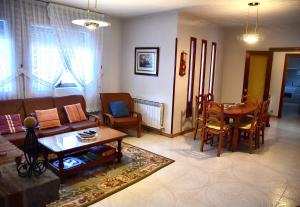 a living room with a couch and a table at El Patio - Casa de uso turistico in Baterna