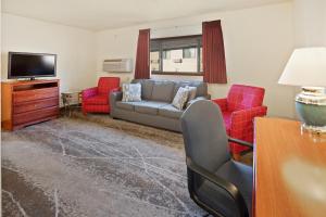 Зона вітальні в Black Hills Luxury Suites