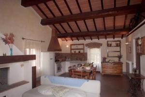 A bed or beds in a room at Agriturismo La Provenca Még 37 kép