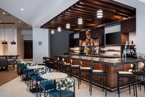 um bar num restaurante com mesas e cadeiras em Hyatt Place Atlanta Centennial Park em Atlanta