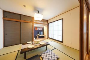 uma sala de jantar com uma mesa e uma grande janela em YADOYA Uguisu em Tóquio