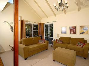 Кът за сядане в Hibiscus - Matapouri Holiday Home