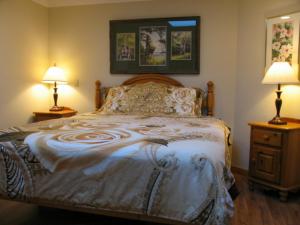 - une chambre avec un lit et 2 lampes sur les tables dans l'établissement Higgin's Inn, à Powell River