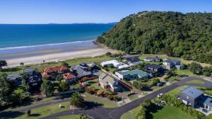 Gallery image of Kiwi Kuta with direct beach access -Matarangi Home in Matarangi