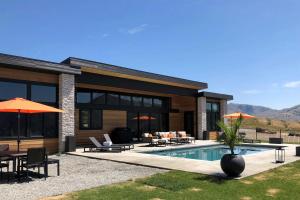 Piscina a Lavish Lake Chelan Escape with Pool and Panoramic Views o a prop
