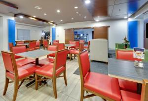 Posezení v ubytování Holiday Inn Express & Suites - Denton North by IHG