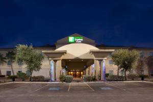 una rappresentazione di un hotel di notte di Holiday Inn Express Hotel and Suites Alice, an IHG Hotel ad Alice