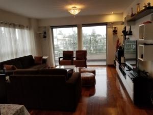 uma sala de estar com sofás e uma grande janela em Dormitorio Privado dentro de Departamento em Lima