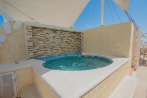 a hot tub in the middle of a building at DEPA 100 POR CIENTO FAMILIAR ACAPULCO CERCA DEL MAR CON ROFF GARDEN y JACUZZI in Acapulco