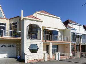 Gallery image of Marine Parade Magic - Napier Holiday Home in Napier