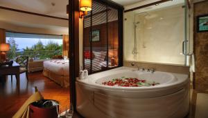 Кровать или кровати в номере Aonang Villa Resort I Beach Front