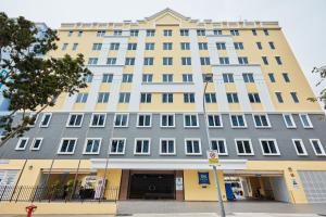 ein großes Gebäude mit gelb und grau in der Unterkunft ibis budget Singapore Ruby in Singapur