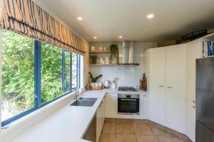 Ett kök eller pentry på Ahuriri's Eden - Napier Holiday Home