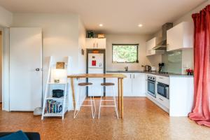 uma cozinha com mesa e cadeiras num quarto em Treetop Retreat - Onetangi Holiday Home em Onetangi