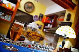 un vaso de cerveza sentado en la parte superior de un bar en Penzion Plesnivec, en Poprad