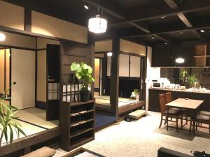 cocina con mesa y comedor en 京ﾉ家 五条西洞院 en Kioto