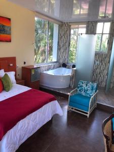 Un pat sau paturi într-o cameră la Hotel spa Excalibur